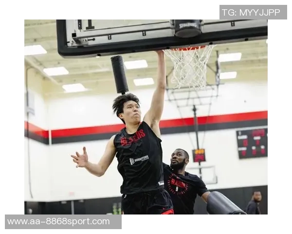 开拓者媒体人杨瀚森亲历亚当斯力量展现感受最强壮之人魅力